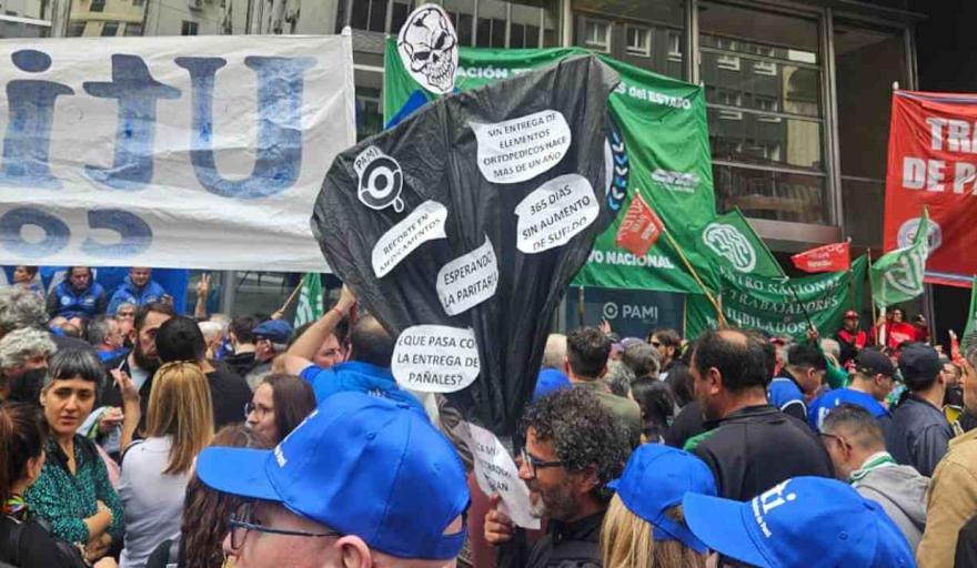 Fuerte reclamo de los gremios del PAMI: movilización al Ministerio de Desregulación tras un año de congelamiento salarial