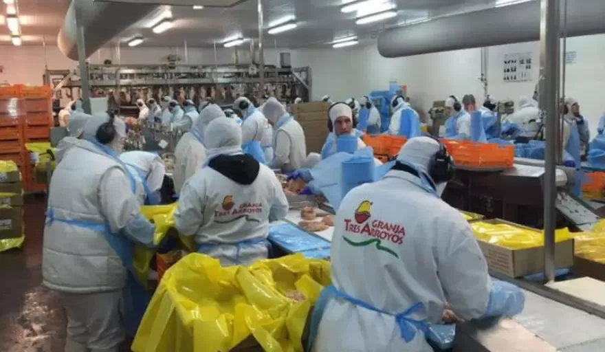 Crece la incertidumbre en Granja Tres Arroyos: denuncian pagos en cuotas y advierten que 700 puestos de trabajo est&aacute;n en riesgo