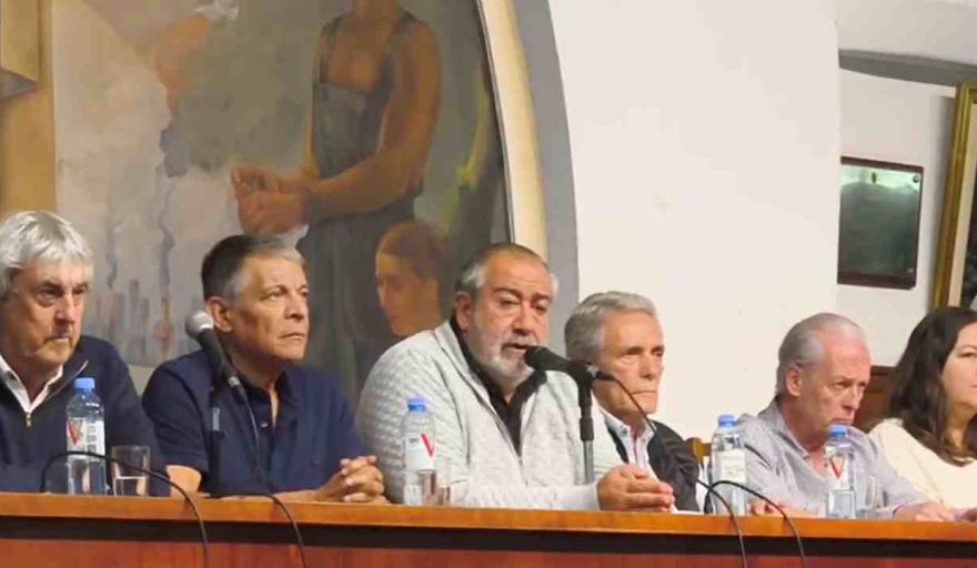 El Gobierno convocó a la CGT y las CTA para discutir el nuevo salario mínimo tras la escalada inflacionaria