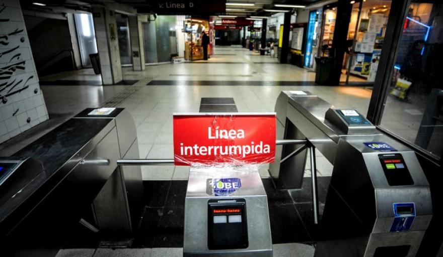 Metrodelegados liberaron molinetes en la L&iacute;nea B y escalan el conflicto con Emova por sanciones y descuentos salariales