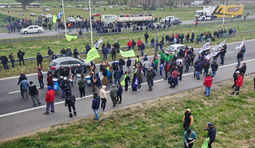 Protestas en la Ruta Nacional 9: Sindicatos Denuncian Despidos Masivos en la Obra Nuclear de Zárate