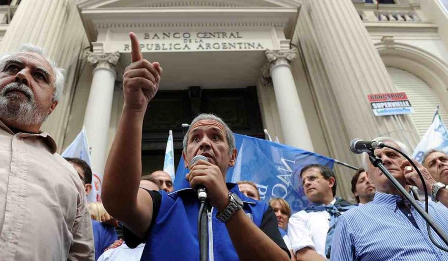 Los bancarios acordaron una actualizaci&oacute;n salarial del 16,8% en el semestre y el sueldo inicial super&oacute; los $2,4 millones