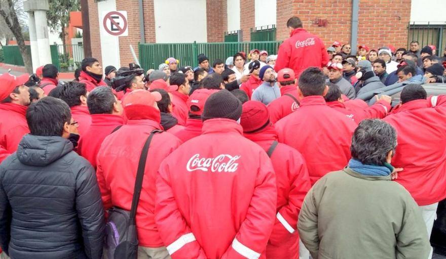 Camioneros cerr&oacute; un acuerdo con Coca-Cola y Quilmes: m&aacute;s de 2.500 trabajadores cobrar&aacute;n presentismo y avanzan las efectivizaciones