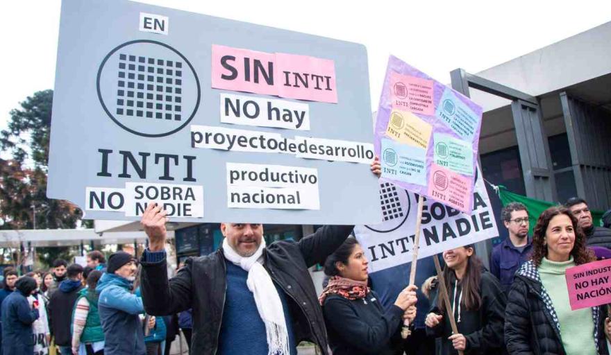 Trabajadores del INTI marchan contra el decreto que recorta su autonomía y pone en riesgo 700 empleos