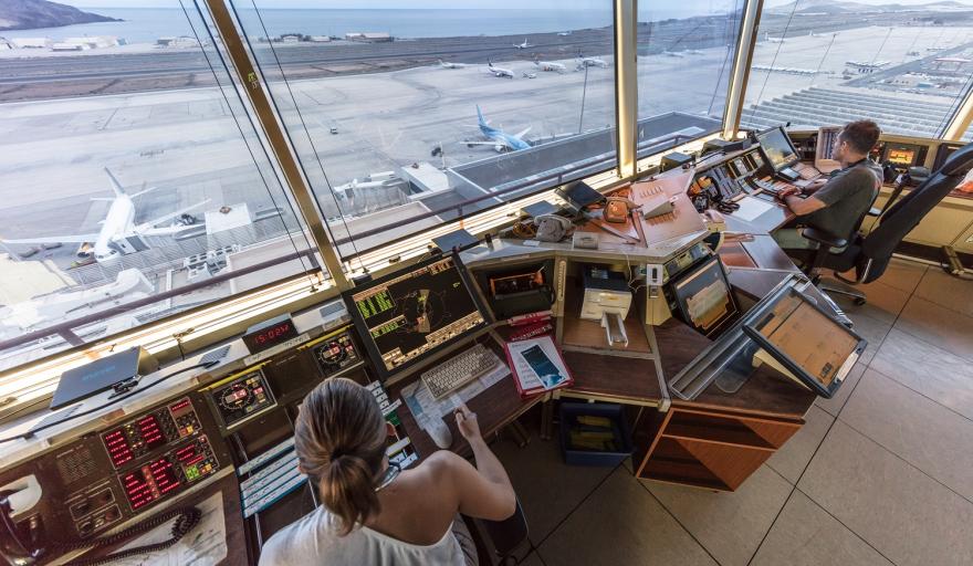 Controladores aéreos anuncian paros en plena temporada de invierno y peligran miles de vuelos