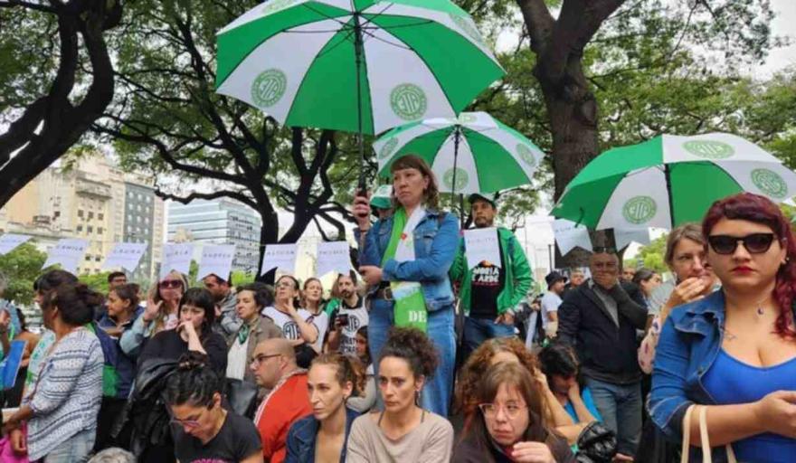 Protestas frente a Capital Humano por despidos: organizaciones sociales y sindicales exigen reincorporaciones y rechazan el ajuste