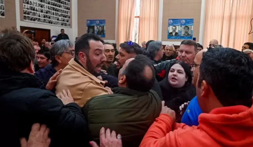 Esc&aacute;ndalo en el Concejo Deliberante de Mar del Plata: una discusi&oacute;n por las aplicaciones de transporte termin&oacute; a las trompadas