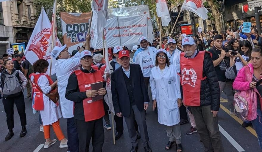 Médicos del sector privado en alerta: exigen paritarias sin techo y denuncian cepo salarial