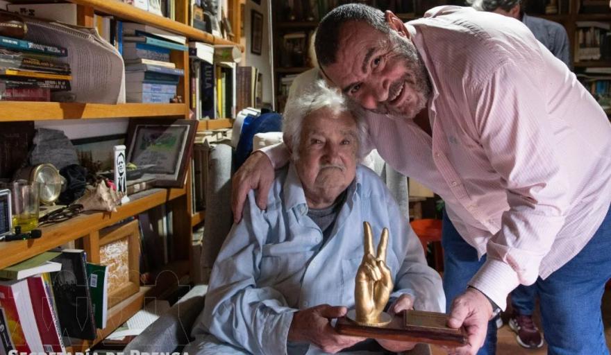 Polémica por el viaje de la APL a Uruguay para premiar a Mujica: Críticas internas y cuestionamientos por los costos