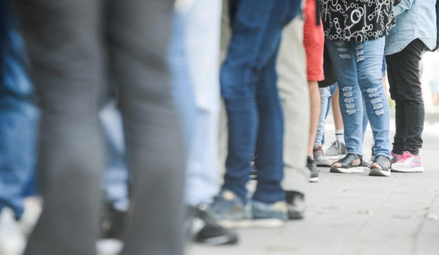 Leve repunte del empleo registrado en febrero, pero persisten señales de alerta en el mercado laboral