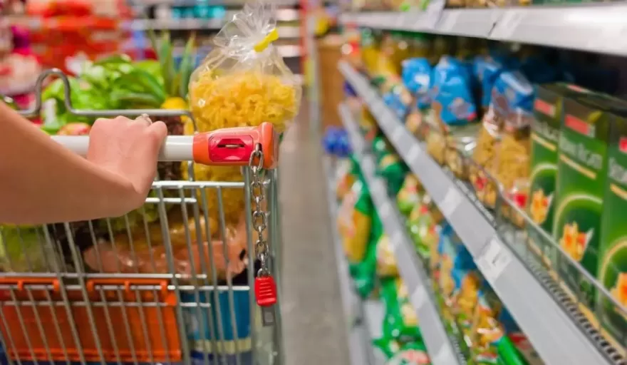 La canasta b&aacute;sica volvi&oacute; a acelerarse y super&oacute; el mill&oacute;n trescientos mil pesos para una familia tipo