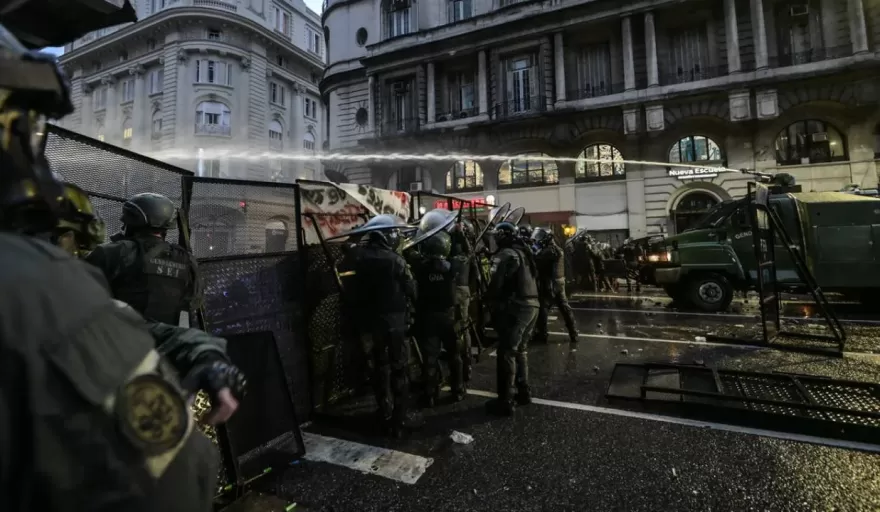 La CTA denunci&oacute; un fuerte operativo represivo en el Congreso: report&oacute; m&aacute;s de 1.500 heridos y 29 detenidos