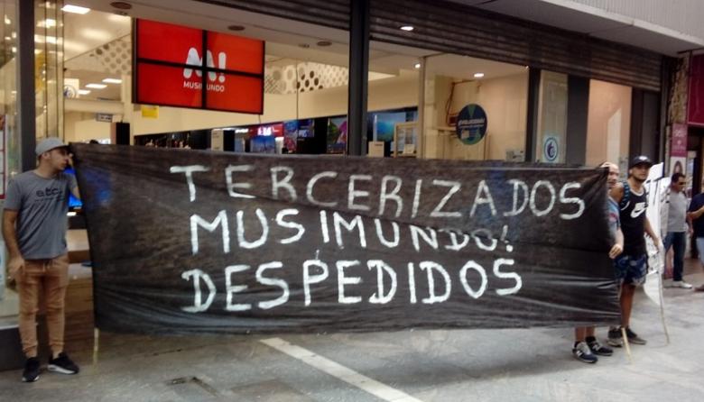 Despidieron a seis trabajadores de Musimundo y denuncian que la empresa les impuso indemnizaciones en 12 cuotas