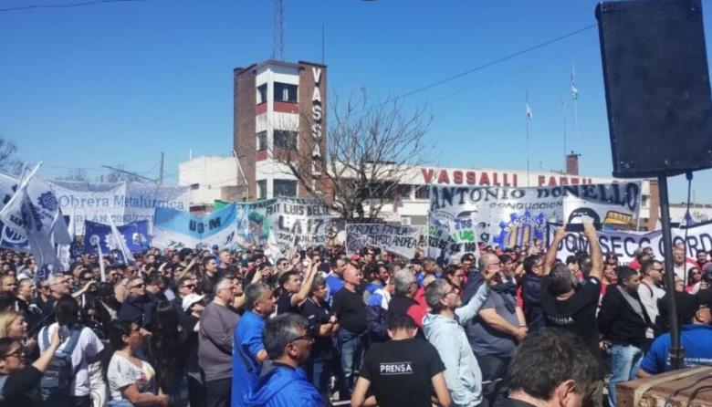 La UOM copó las calles de Firmat en defensa de Vassalli y los 280 puestos de trabajo
