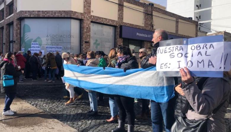 Autoconcovados del IOMA convocan a una “mega movilización” contra Kicillof
