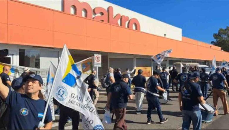 Protesta de la APPyJC en Makro: reclamo por horas extras impagas y mejoras salariales en todo el país