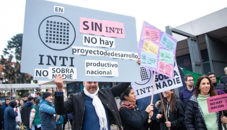 Trabajadores del INTI presentan amparos para frenar 700 despidos y escalan el conflicto judicial