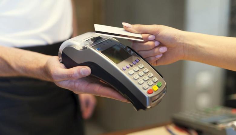 Casi la mitad de los hogares argentinos necesita endeudarse o gastar sus ahorros para llegar a fin de mes