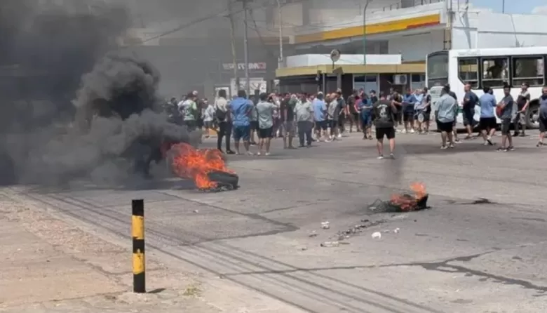Crisis en la L&iacute;nea 148: deja de operar El Nuevo Halc&oacute;n y unos 500 trabajadores reclaman salarios adeudados