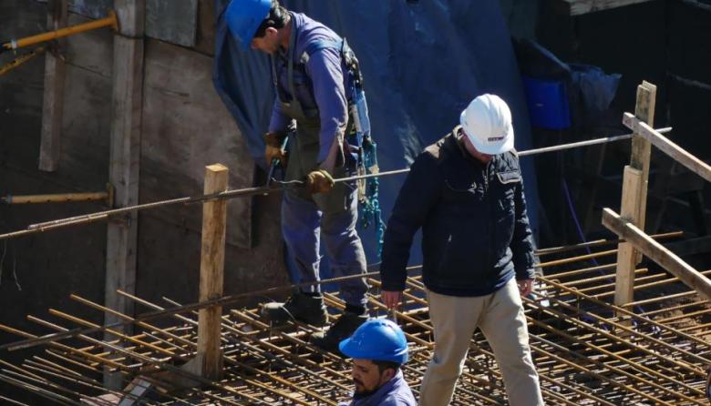 La construcción volvió a caer en julio y crece la preocupación por el empleo