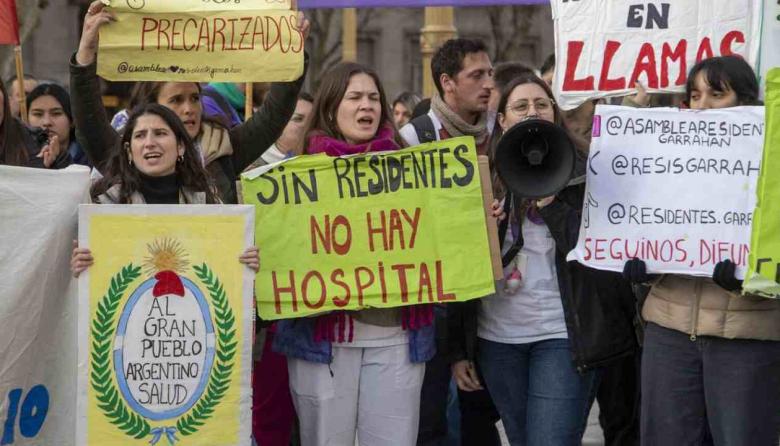 Fuerte rechazo de residentes médicos al nuevo régimen: denuncian pérdida de derechos y precarización