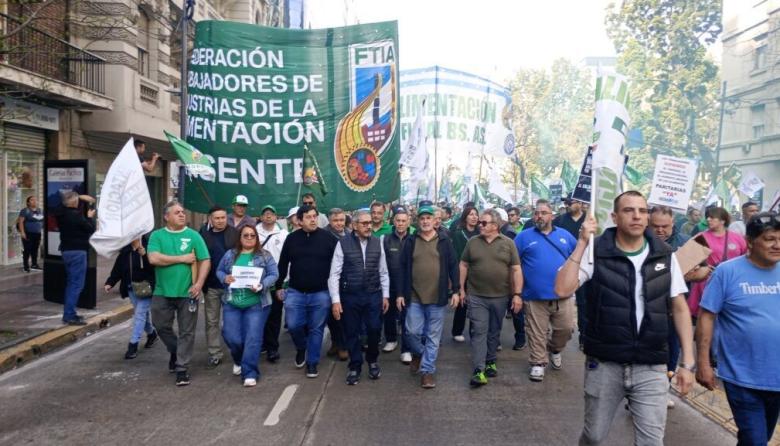 Alimentaci&oacute;n cerr&oacute; una suba salarial de 9,67% y sumas de hasta $150.000 en medio de la presi&oacute;n por el &ldquo;cepo&rdquo; a las paritarias