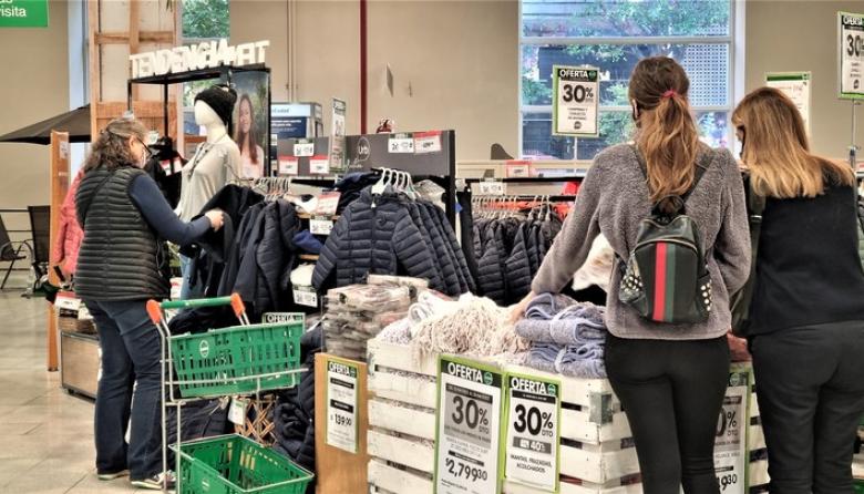 El peso de los gastos fijos ahoga a los hogares: el 90% dispone de menos de $60.000 diarios