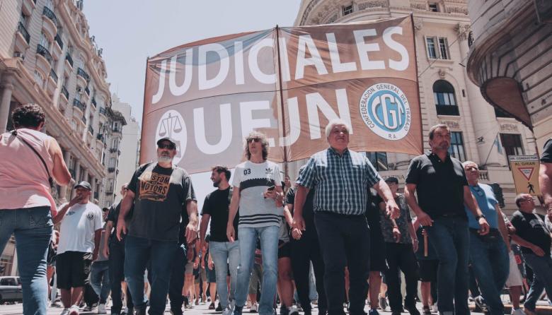 La UEJN Convoca a Paro Nacional por Desacuerdo con Aumento Salarial y Acusa Represión Violenta