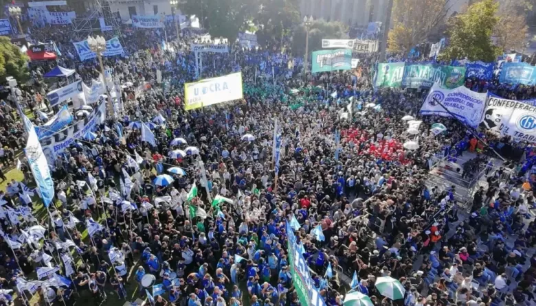 La CGT cop&oacute; Plaza de Mayo, endureci&oacute; su discurso contra el Gobierno y volvi&oacute; a poner en agenda el paro general