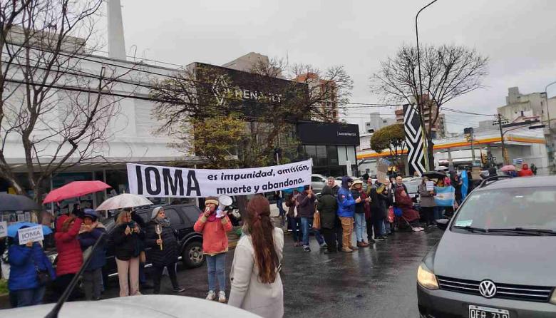 Bajo la lluvia, afiliados de IOMA reclaman por el colapso del sistema de salud en Mar del Plata