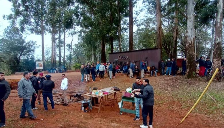 Virasoro: 520 trabajadores de Forestadora Tapebicuá rechazan el pago del 30% de sus sueldos y mantienen el acampe