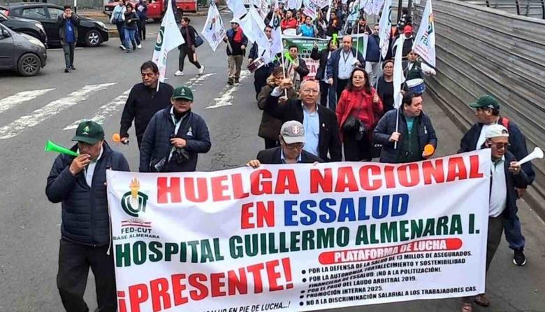 Huelga nacional en EsSalud Perú: apoyo internacional y advertencia por la salud pública