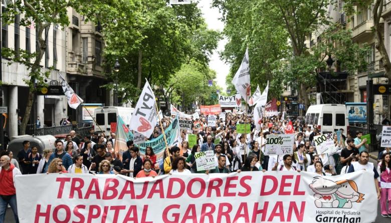 Trabajadores del Garrahan convocan a un abrazo al hospital en protesta contra el ajuste y la precarización laboral