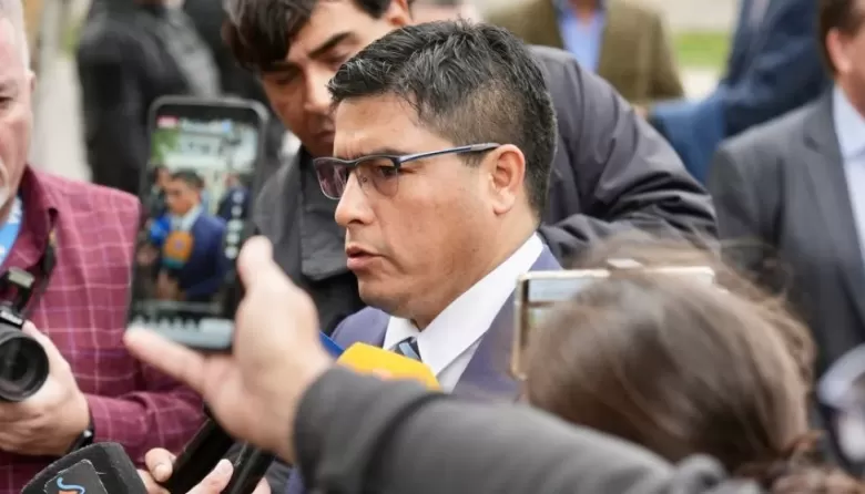 Esc&aacute;ndalo en Santa Cruz: Claudio Vidal desplaz&oacute; a su ministro de Trabajo por presuntas incompatibilidades y cobros m&uacute;ltiples