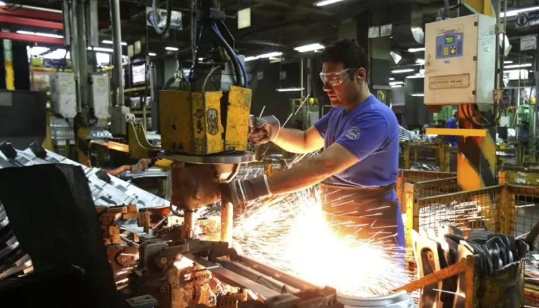 Chubut lider&oacute; la creaci&oacute;n de empleo formal impulsada por la pesca, pero el retroceso nacional enciende alarmas por despidos