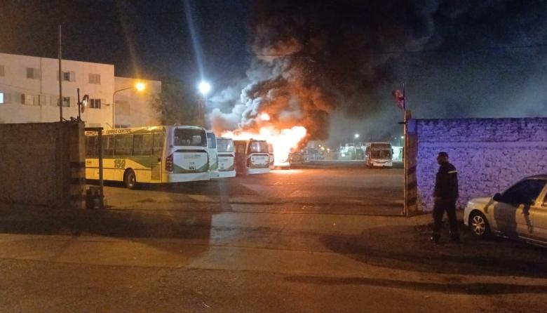 Choferes de El Nuevo Halc&oacute;n bloquearon cabeceras de MOQSA por sueldos adeudados y denunciaron irregularidades con cuotas alimentarias