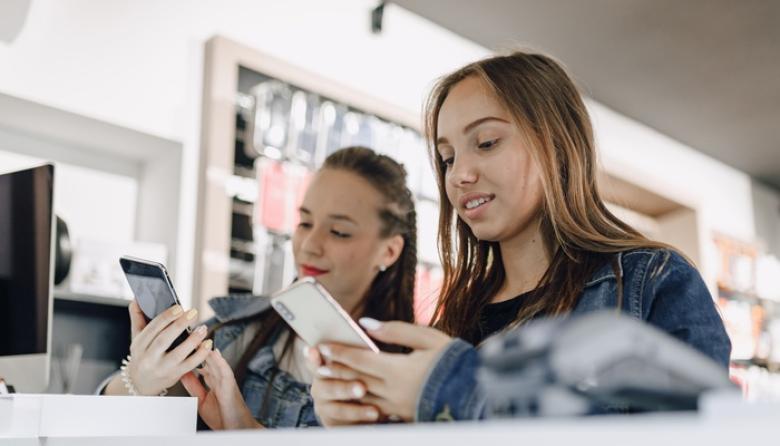 Francia prohíbe los celulares en las escuelas y reabre el debate sobre las “adicciones conectivas”