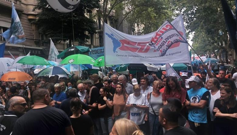 Congreso vallado y paro general: masiva protesta contra la Reforma Laboral de Javier Milei