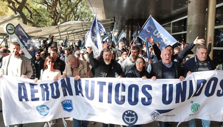 Aeronáuticos en alerta: denuncian desmantelamiento del control aéreo y exigen paritarias urgentes