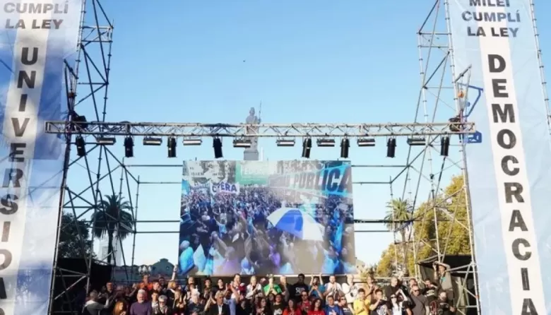 Docentes y estudiantes realizaron clases p&uacute;blicas frente a Tribunales para reclamar la aplicaci&oacute;n de la Ley de Financiamiento Universitario