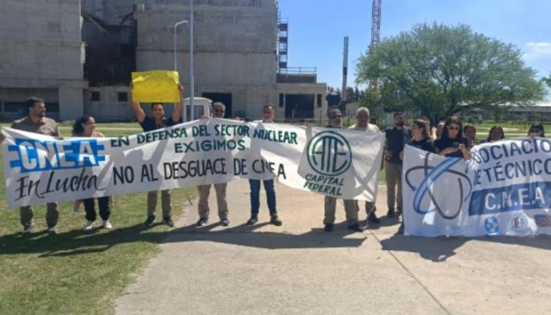 Trabajadores de la CNEA denuncian presencia de Gendarmer&iacute;a, controles en accesos y recortes salariales en el sector nuclear