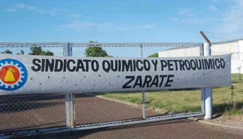 Acampe frente al laboratorio Pyam en Gualeguaych&uacute;: ocho despedidos rechazan cobrar la mitad de la indemnizaci&oacute;n en cuotas