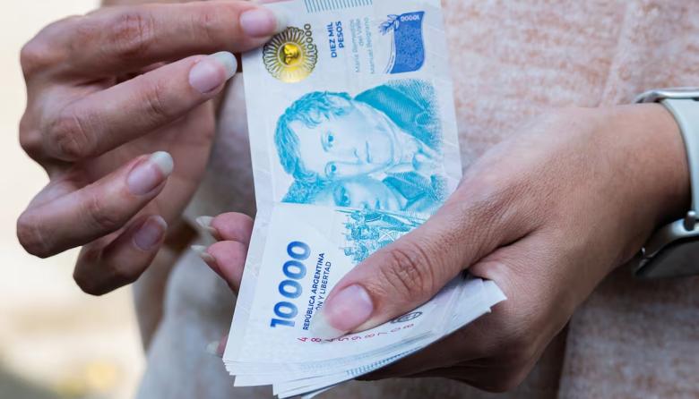 Los salarios registrados acumulan siete meses de ca&iacute;da y el sector privado encabeza la p&eacute;rdida de poder adquisitivo