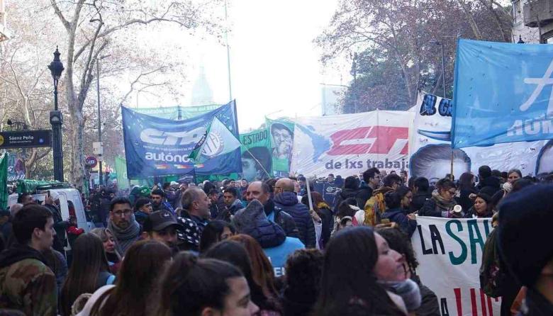 Multitudinaria marcha de las CTA en defensa del Garrahan y contra el ajuste en la salud pública