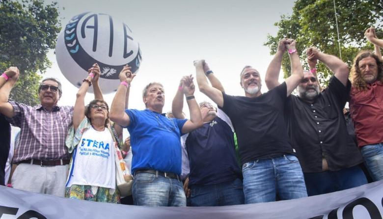 "Esto se resuelve con lucha, salgamos a pelear por nuestra dignidad", pidi&oacute; Abel Furl&aacute;n