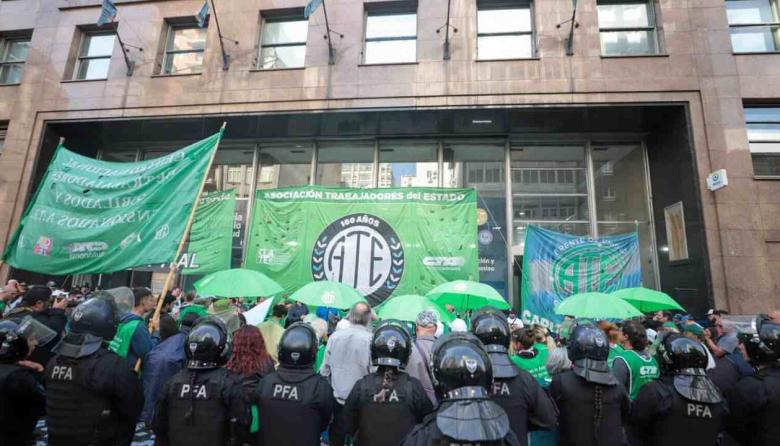 ATE denunció desvío de fondos y falta de prestaciones en PAMI: protestas en todo el país
