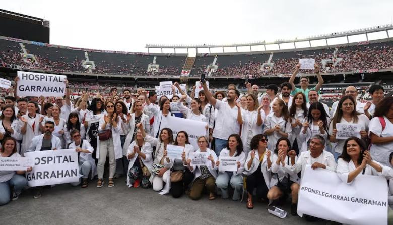 Trabajadores del Hospital Garrahan se Manifestaron en el Monumental por la Crisis Salarial: “El Hospital se Está Vaciando”