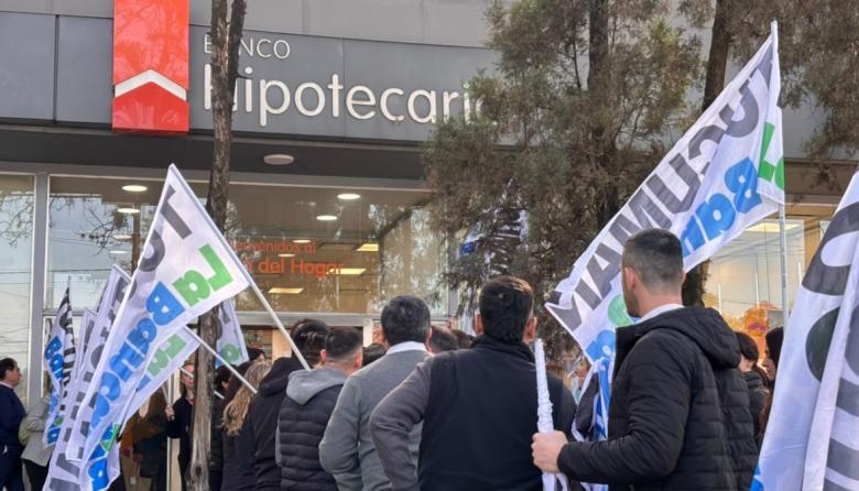 La Bancaria endurece la pelea contra el cierre del Banco Hipotecario en Tucum&aacute;n y anuncia un paro por tiempo indeterminado