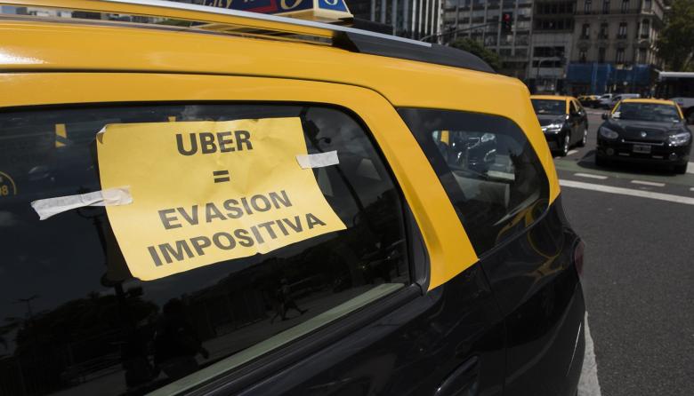 Taxistas en pie de guerra contra Valenzuela por su plan de “desregular” Uber