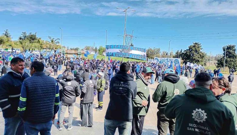Masiva marcha de la UOM en San Nicolás contra despidos en Ternium y ajuste de Techint
